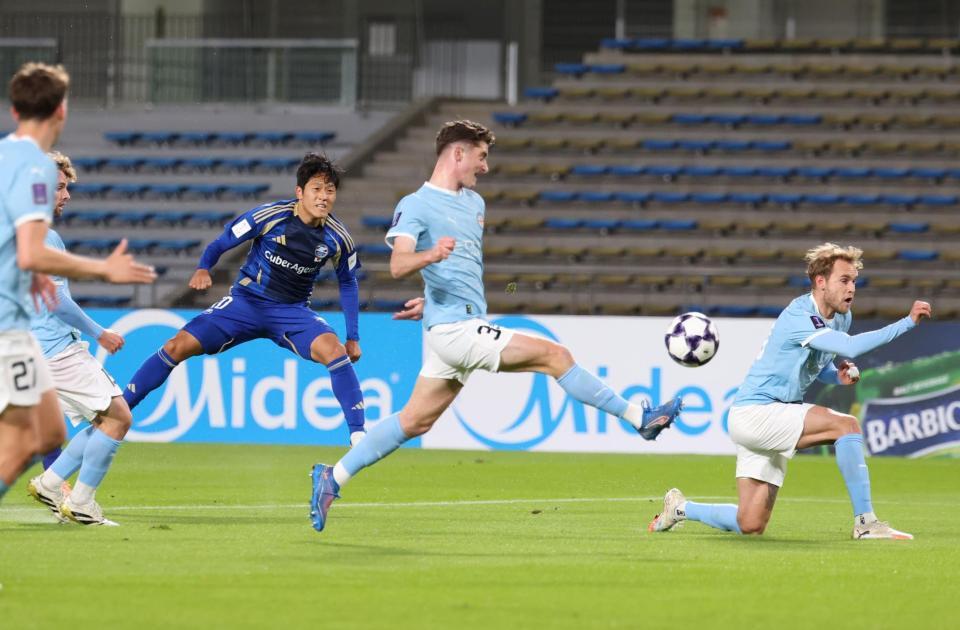 、ゴールを狙う町田のナ・サンホ（右から３人目）＝撮影・石井剣太郎