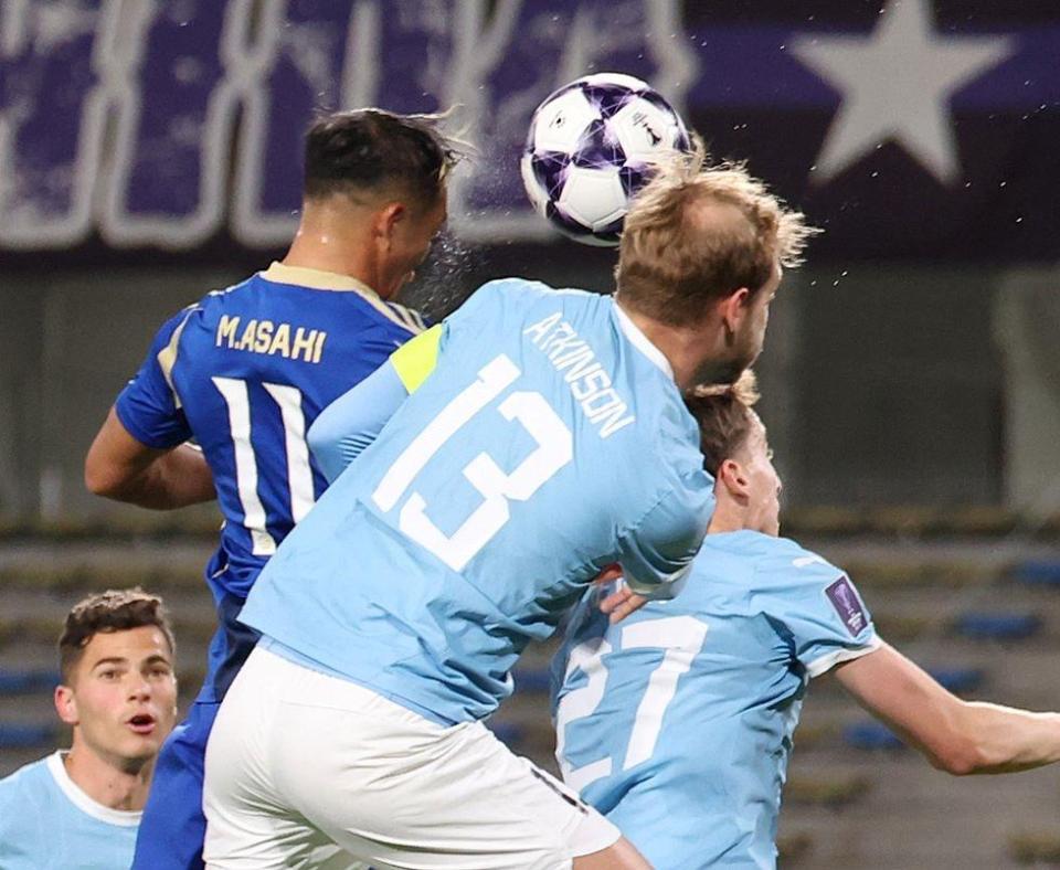 　前半、ゴールを狙う町田・増山朝陽（左）＝Ｇスタ（撮影・石井剣太郎）