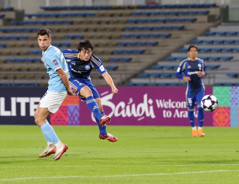 　前半、前半、ゴールを狙う町田・相馬勇紀（左から２人目）＝撮影・石井剣太郎