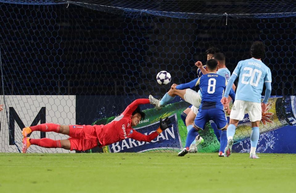 　後半、勝ち越しゴールを許す町田・谷晃生（左）＝撮影・石井剣太郎