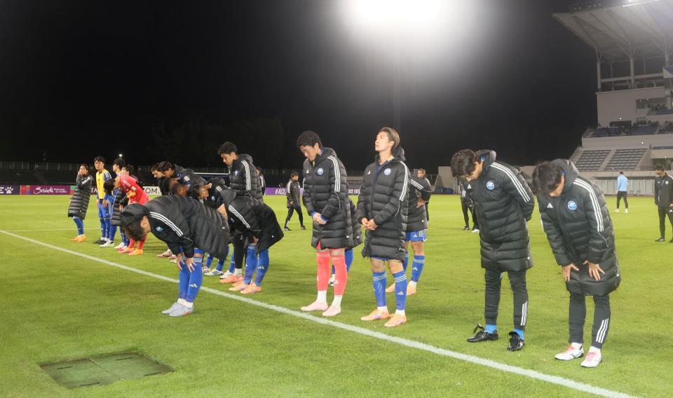 　試合後、サポーターにあいさつする町田イレブン（撮影・石井剣太郎）