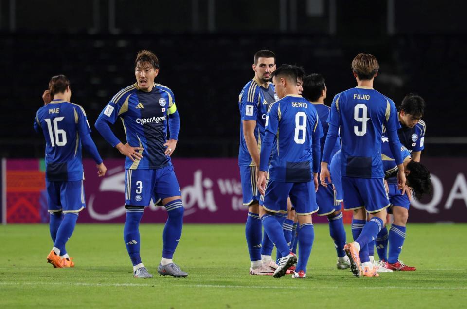 　試合に敗れ、肩を落とす町田・昌子源（左から２人目）ら町田イレブン（撮影・石井剣太郎）