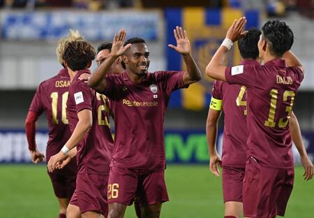 　後半、先制ゴールを決め喜び合う神戸・ジェアンパトリッキ（中央）＝撮影・西田忠信