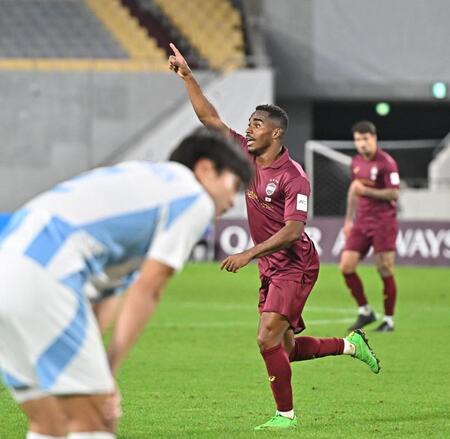 　後半、先制ゴールを決めスタンドを指さす神戸・ジェアンパトリッキ（撮影・西田忠信）