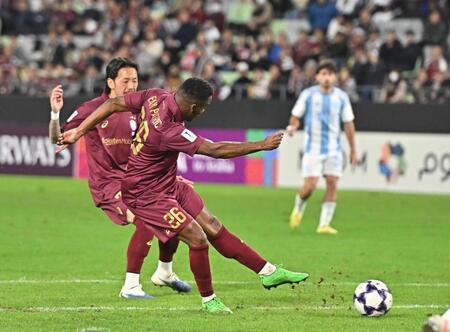 　後半、先制ゴールを決めた神戸・ジェアンパトリッキ（撮影・西田忠信）