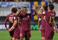 　後半、先制ゴールを決め喜び合う神戸・ジェアンパトリッキ（中央）＝撮影・西田忠信