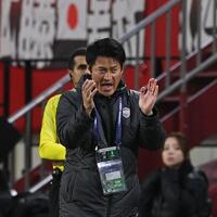 　前半、チームを鼓舞する神戸・吉田孝行監督（撮影・西田忠信）