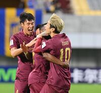 　後半、ジェアン・パトリッキの先制ゴールを喜ぶ神戸・大迫勇也（右）＝撮影・西田忠信