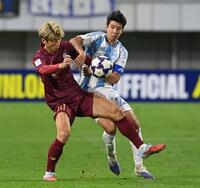 　後半、相手と競り合う神戸・大迫勇也（左）＝撮影・西田忠信