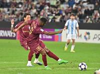 　後半、先制ゴールを決めた神戸・ジェアンパトリッキ（撮影・西田忠信）