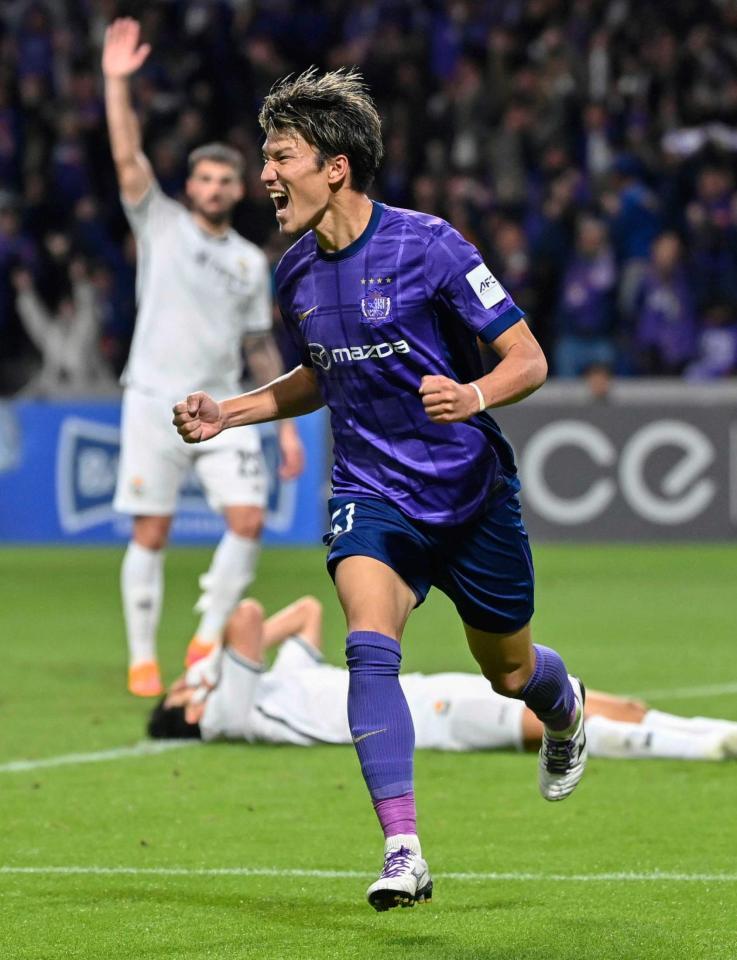 　後半、先制ゴールを決め駆け出す広島・加藤