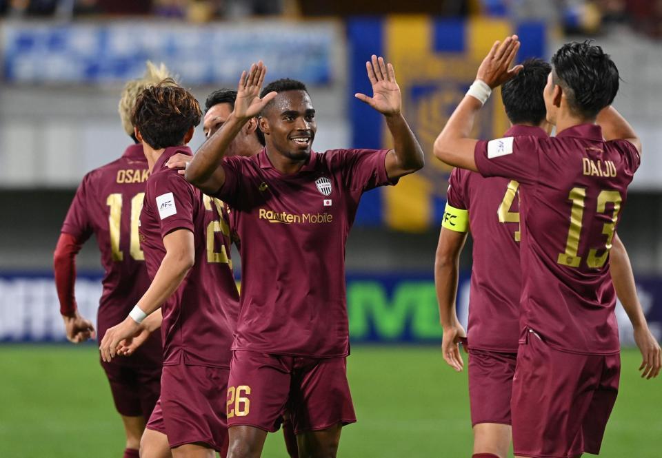 　後半、先制ゴールを決め喜び合う神戸・ジェアンパトリッキ（中央）＝撮影・西田忠信