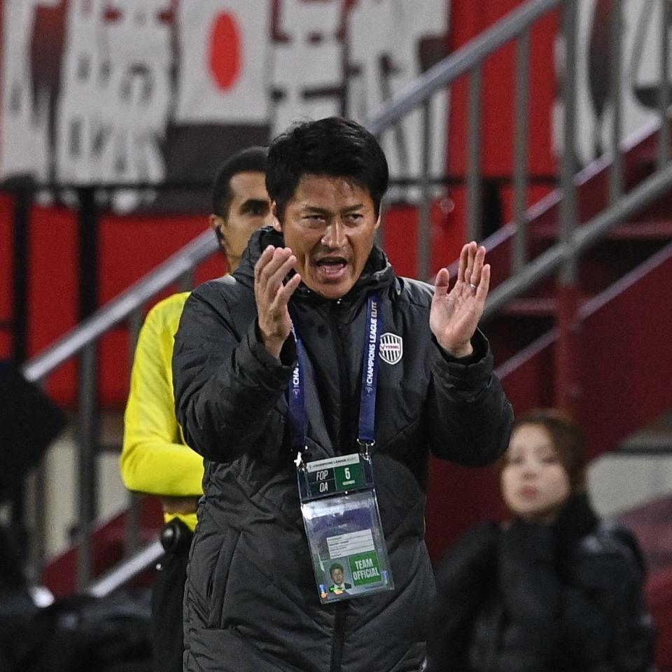 　前半、チームを鼓舞する神戸・吉田孝行監督（撮影・西田忠信）