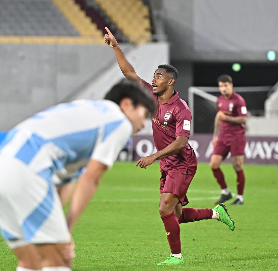 　後半、先制ゴールを決めスタンドを指さす神戸・ジェアンパトリッキ（撮影・西田忠信）