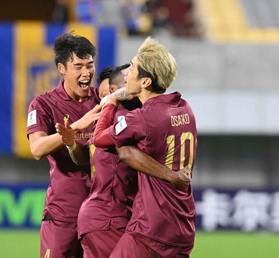 　後半、ジェアン・パトリッキの先制ゴールを喜ぶ神戸・大迫勇也（右）＝撮影・西田忠信