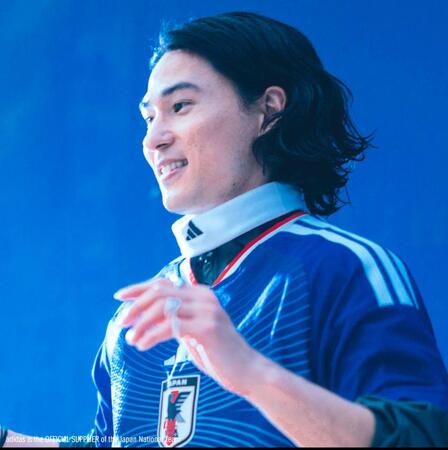 　日本代表の新ユニホーム姿の南野拓実　©ａｄｉｄａｓ　ｉｓ　ｔｈｅ　ｏｆｆｉｃｉａｌ　ｓｕｐｐｌｉｅｒ　ｏｆ　ｔｈｅ　Ｊａｐａｎ　Ｎａｔｉｏｎａｌ　Ｔｅａｍ