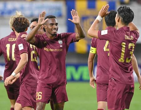 　後半、先制ゴールを決め喜び合う神戸・ジェアンパトリッキ（左）＝撮影・西田忠信