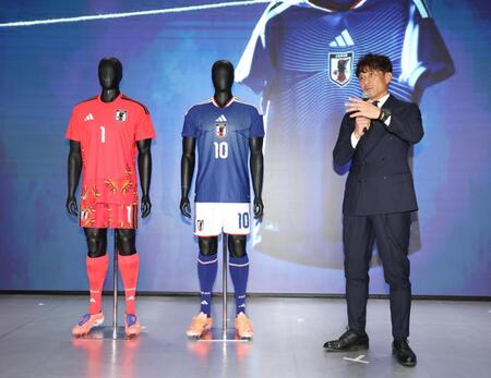 　サッカー日本代表の新ユニホームを発表した宮本恒靖会長（撮影・金田祐二）