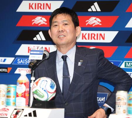 　質問に応じる森保監督（撮影・金田祐二）