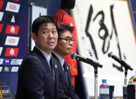 　質問に応じる森保監督（撮影・金田祐二）