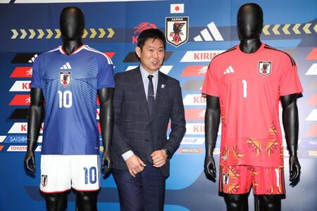 　新ユニフォームに笑顔の森保監督（撮影・金田祐二）