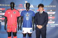 　サッカー日本代表の新ユニホームを発表した宮本恒靖会長（撮影・金田祐二）