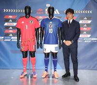 　サッカー日本代表の新ユニホームを発表した宮本恒靖会長（撮影・金田祐二）