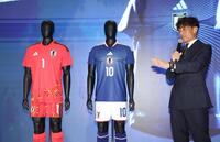 　サッカー日本代表の新ユニホームを発表した宮本恒靖会長（撮影・金田祐二）
