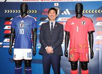 　発表された新ユニホームと笑顔の森保監督（撮影・金田祐二）