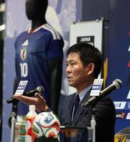 　質問に応じる森保監督（撮影・金田祐二）