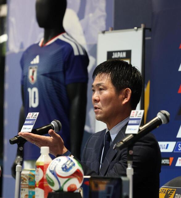 　質問に応じる森保監督（撮影・金田祐二）