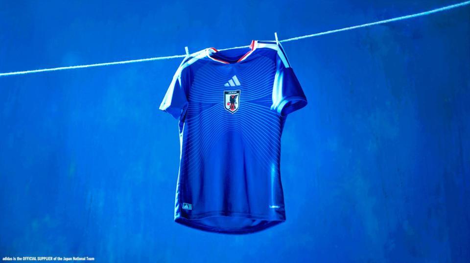 　サッカー日本代表の新ユニホーム　©ａｄｉｄａｓ　ｉｓ　ｔｈｅ　ｏｆｆｉｃｉａｌ　ｓｕｐｐｌｉｅｒ　ｏｆ　ｔｈｅ　Ｊａｐａｎ　Ｎａｔｉｏｎａｌ　Ｔｅａｍ