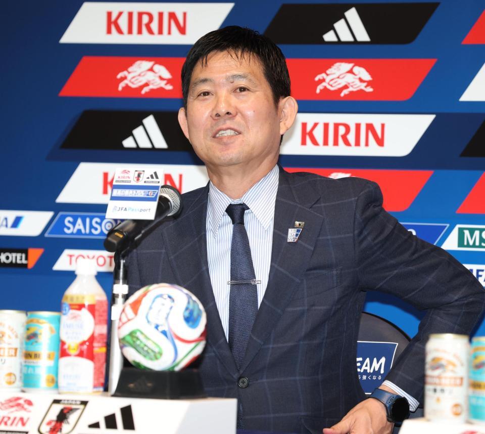 　質問に応じる森保監督（撮影・金田祐二）