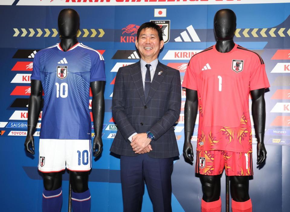 　発表された新ユニホームと笑顔の森保監督（撮影・金田祐二）