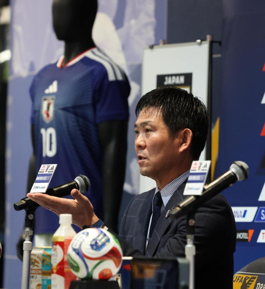 　質問に応じる森保監督（撮影・金田祐二）