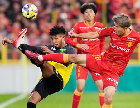 　前半、競り合う柏・ジエゴ（左）と名古屋・永井
