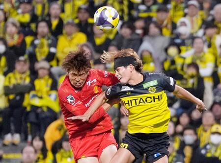 　前半、競り合う名古屋・木村（左）と柏・馬場