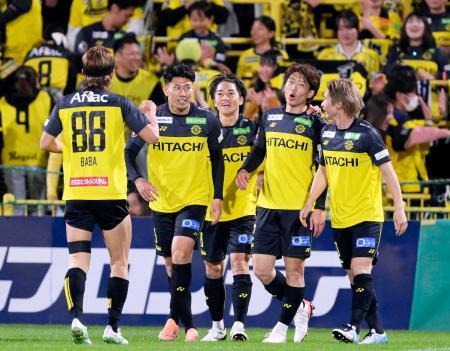 　柏-名古屋　後半、名古屋のオウンゴールで先制し、喜ぶ柏イレブン＝三協Ｆ柏