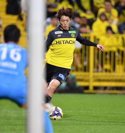 　後半、オウンゴールを誘うクロスを放つ柏・原田亘（撮影・開出牧）