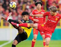 　前半、競り合う柏・ジエゴ（左）と名古屋・永井