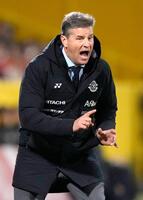 　後半、指示を出す柏・ロドリゲス監督