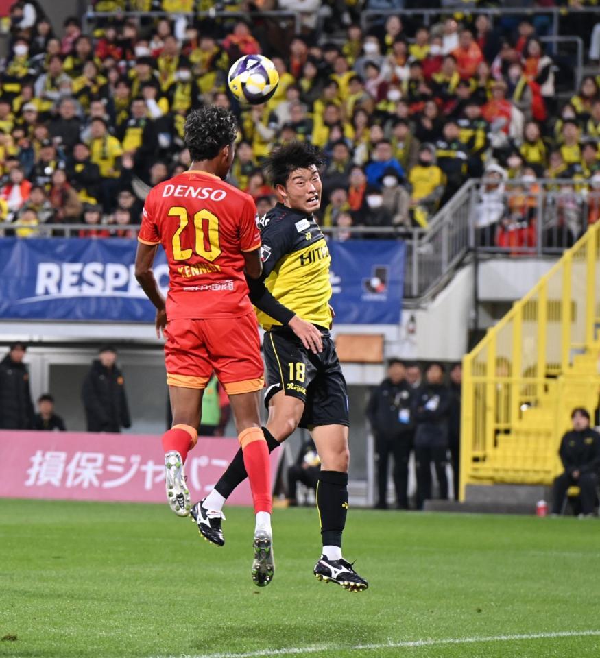 　前半、ヘディングシュートを放つ柏・垣田裕睴（右）＝撮影・開出牧