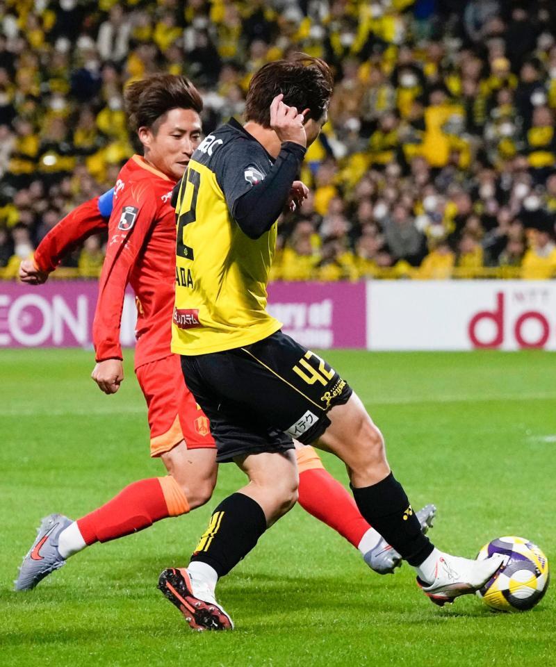 　後半、パスを出す柏・原田（手前）。この後、名古屋のオウンゴールを誘い柏が先制