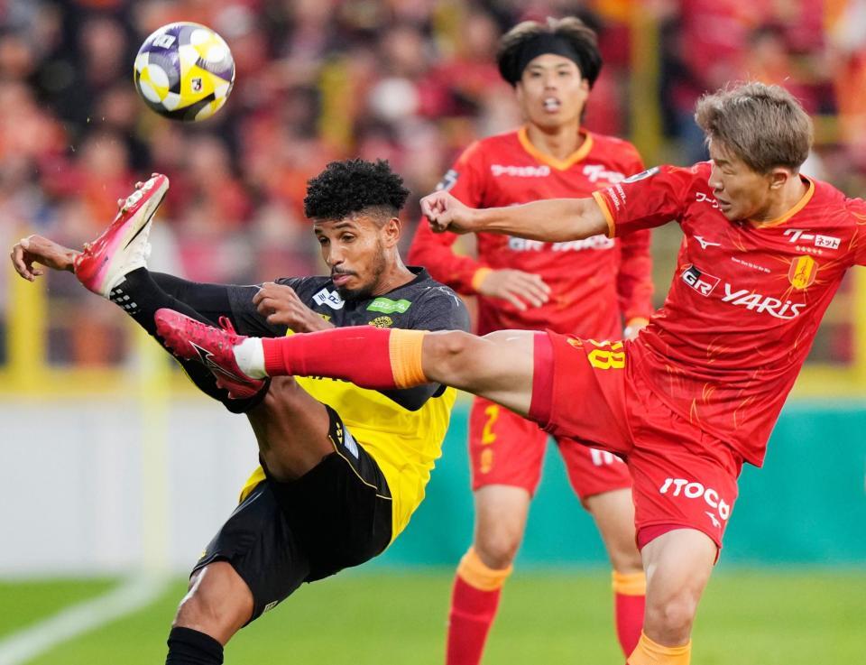 　前半、競り合う柏・ジエゴ（左）と名古屋・永井