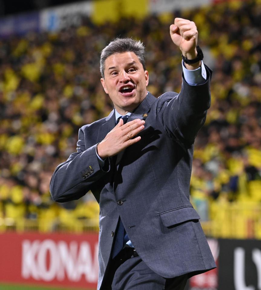 　試合後、サポーターの声援に応える柏・ロドリゲス監督（撮影・開出牧）
