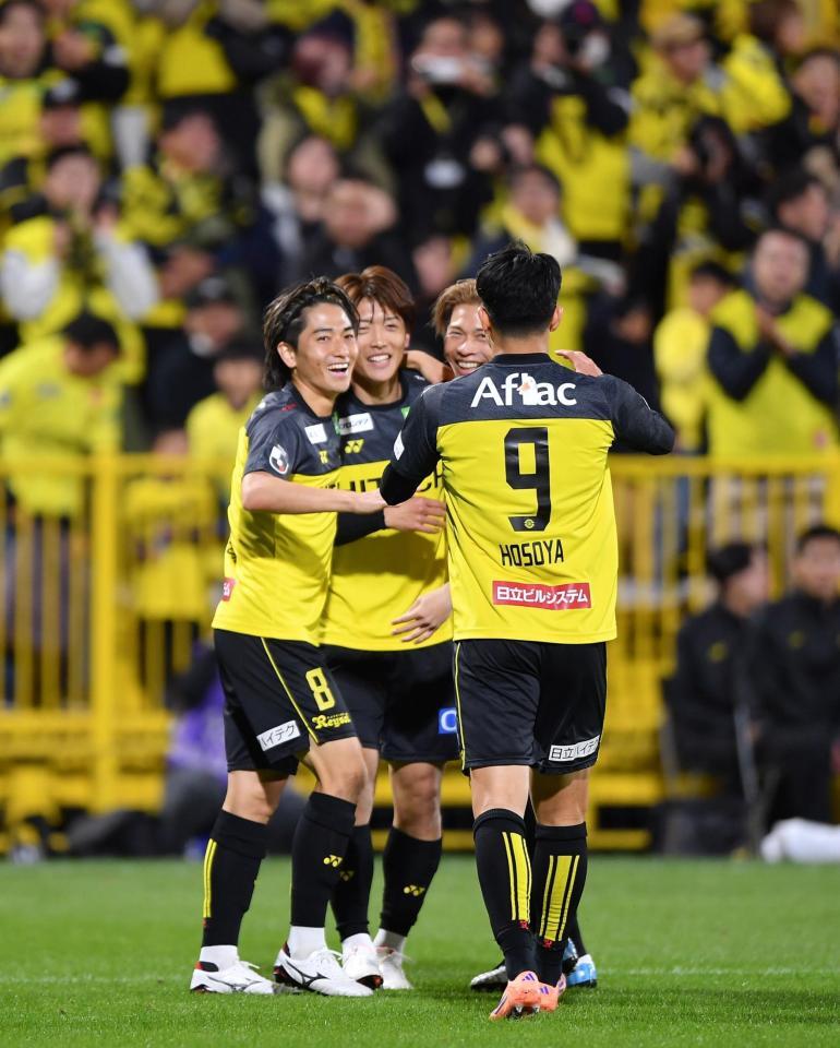 　後半、オウンゴールを誘うクロスを放った原田亘（左から２人目）の元に集まり喜ぶ柏イレブン（撮影・開出牧）