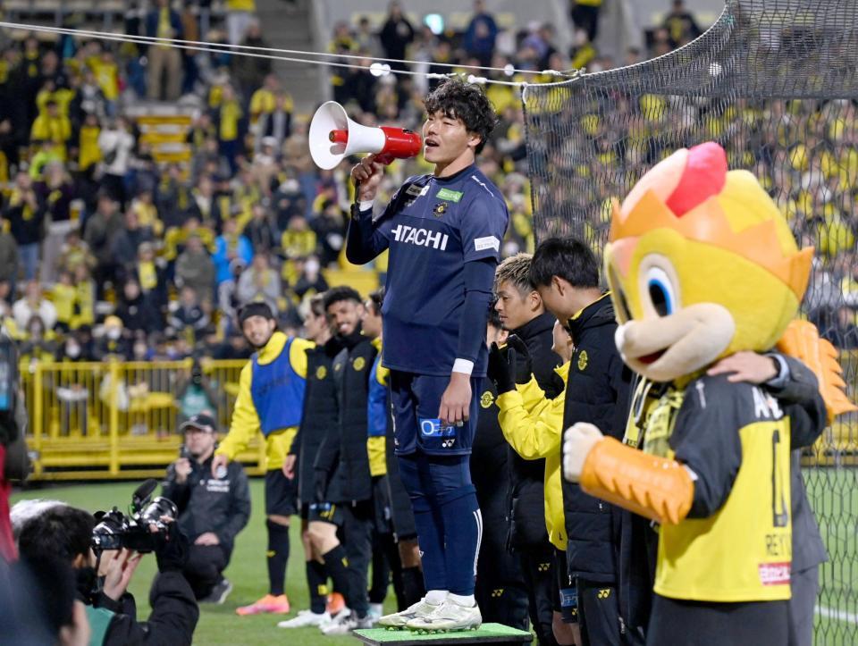 　試合後、拡声器を手にスタンドのサポーターに熱いメッセージを語る柏・小島亨介（撮影・開出牧）