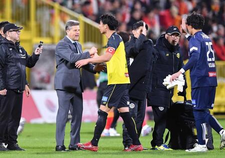 柏　首位鹿島を１差追走　執念薄氷１－０で望みつなぐ　決勝ＯＧ守り抜き原田「まだ死んでない」　残り２戦勝利あるのみ