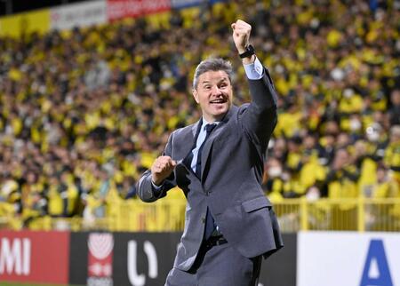 　試合後、スタンドのサポーターの声援に応える柏・ロドリゲス監督（撮影・開出牧）