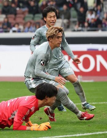 　後半、先制ゴールを決めるＦＣ東京・安斎颯馬（中央）＝撮影・石井剣太郎